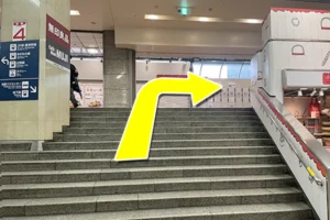 階段を登り右に曲がります。