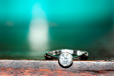 多くの苦難の歴史や人々の苦心の気持ちが込められた貴重なダイヤモンドの婚約指輪