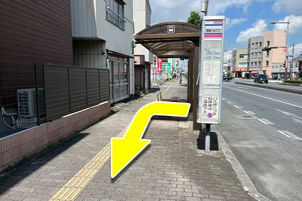 石原駅入口で下車し、バス進行方向後ろの交差点に進みます。