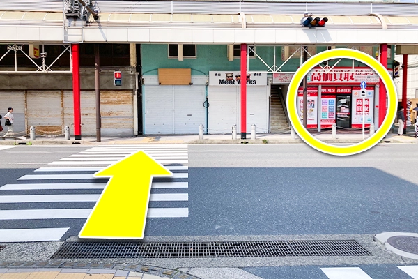 横断歩道を渡って右側に当店があります。