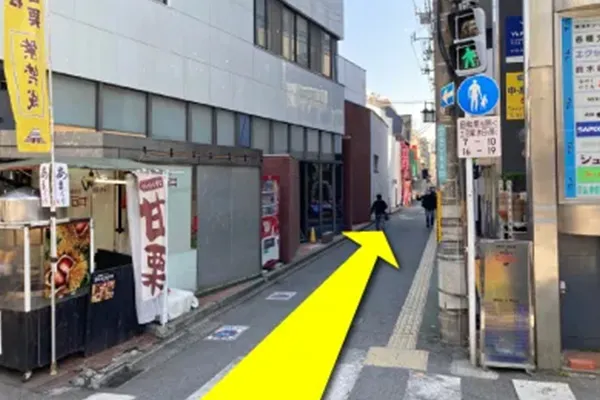 細い路地をまっすぐ行くとファミリーマートが見えます。