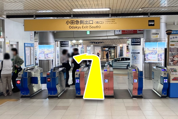 小田急江ノ島線大和駅改札を出て目の前の横断歩道を渡り、左手へ進みます。