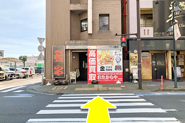 横断歩道を渡った先に当店がございます。