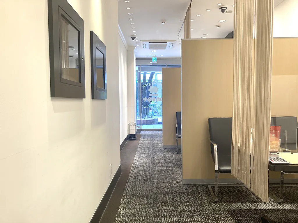 通路はフラットで、お部屋は複数ご用意しております。