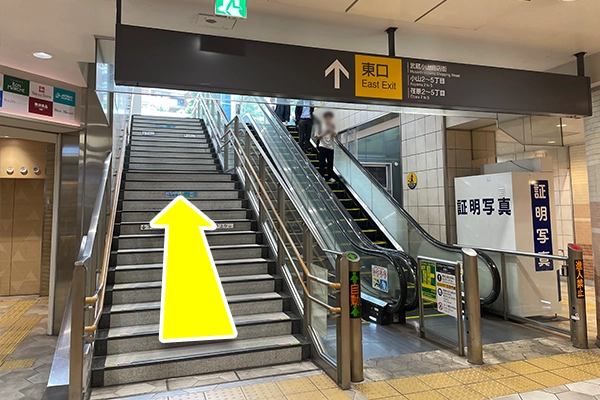 東口のエスカレーター上ります