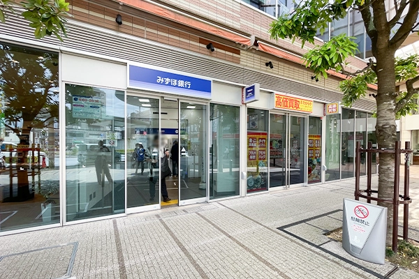 道なりに３つ並んだ店舗の右側に当店がございます