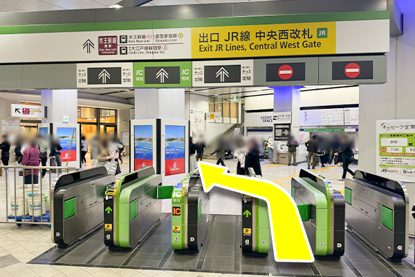 JR中央西改札を出たら、斜め左に進み、階段横の通路へ進んでください。