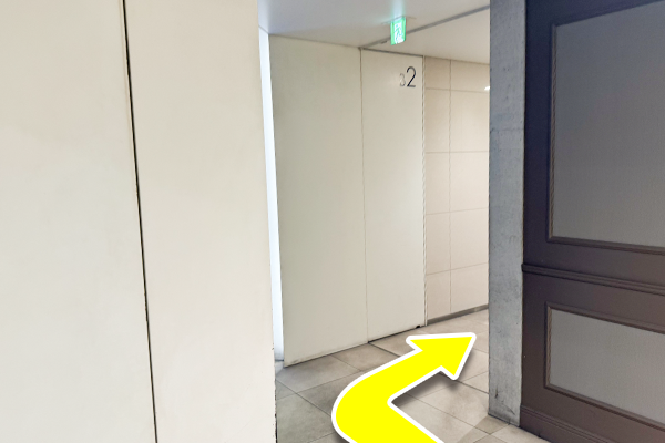 突き当たりを左折して次の角を右へ進みます。