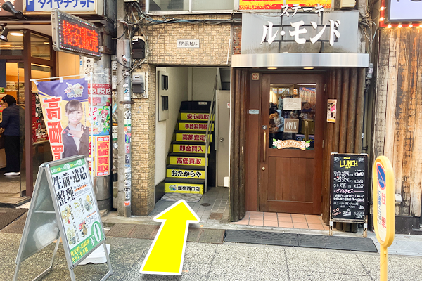 道沿いの左側に『伊藤ビル』の階段がございます。