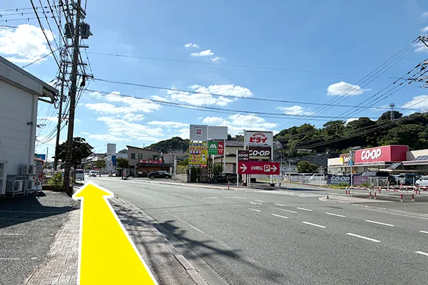 右手にコープを見ながら直進します。