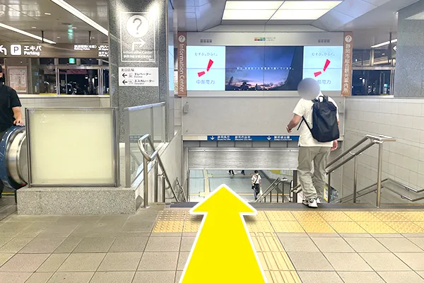北口地下通路を降りて真っ直ぐ進みます。