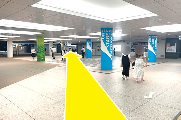 左手奥、市役所、呉服町方面へ進みます。