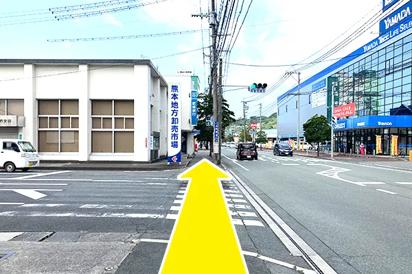 熊本卸青果市場が見えてきます。そのまま直進します。