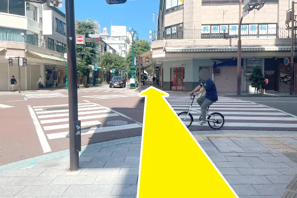 呉服町交差点を信号を渡って直進です。