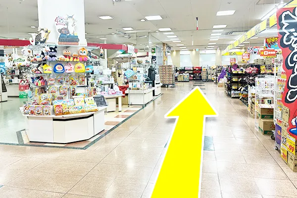 建物内に入りましたらそのまま直進します。