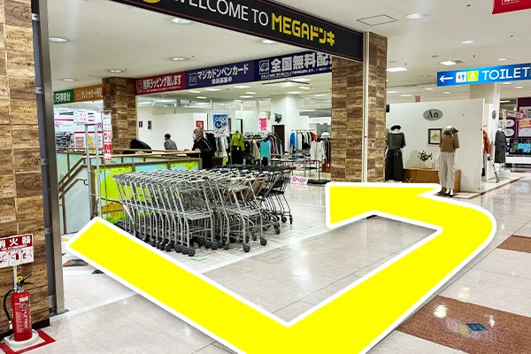 ２階に到着しましたら左後方へ進みます。