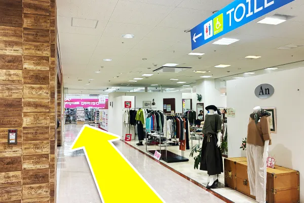 アパレルショップ「An」の角を左曲がり、トイレ方面へ進みます。