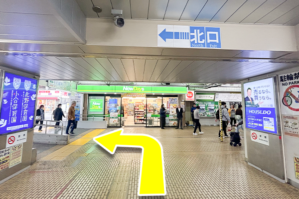 金町駅改札を出て左（北口）に進みます。
