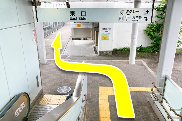 東口の階段を降りたら、フェンス沿いを350m程直進します。