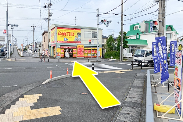 静岡大橋西交差点を渡った先におたからや静岡大橋西店に到着します。