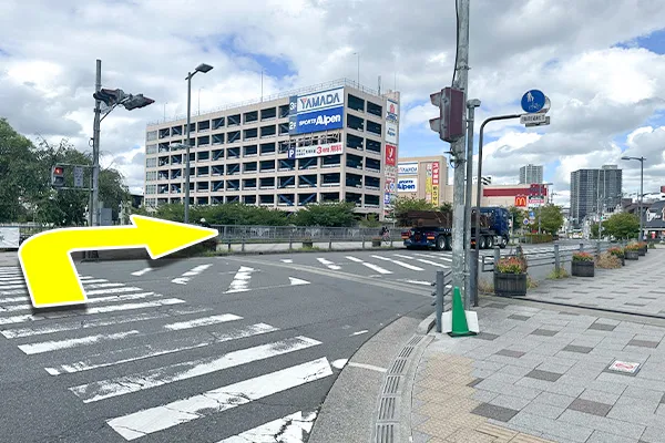 横断歩道を渡ったら、立体駐車場のある方へ進みます。