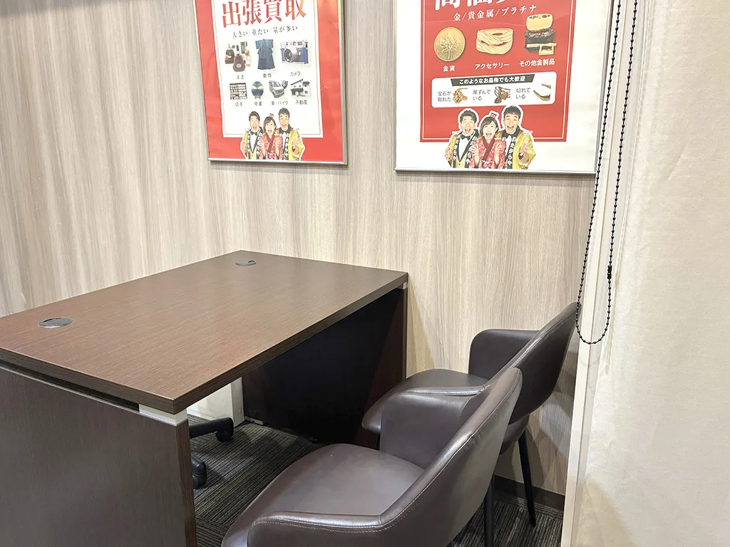 落ち着いた雰囲気の店内になります。