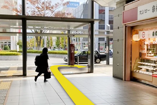 駅を出たら、右方向へ向かって下さい。