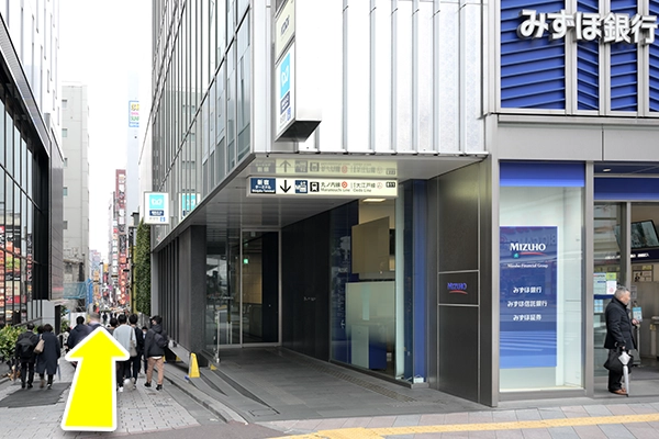 「みずほ銀行」の脇には「丸ノ内線・大江戸線」の「B11出入口」があります。