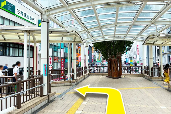北口デッキの突き当り、「銅像」の手前を左に進みます。