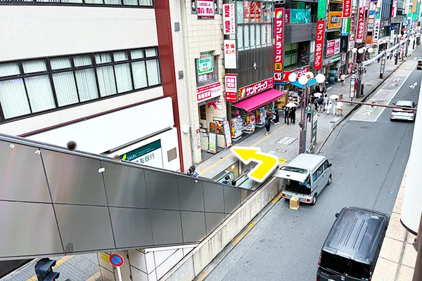 エスカレーターを下りた左手ビルの一階が、「おたからや立川北口店」になります。