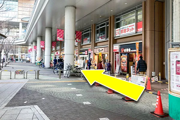 飲食店が並んでいる通りを進んでください。