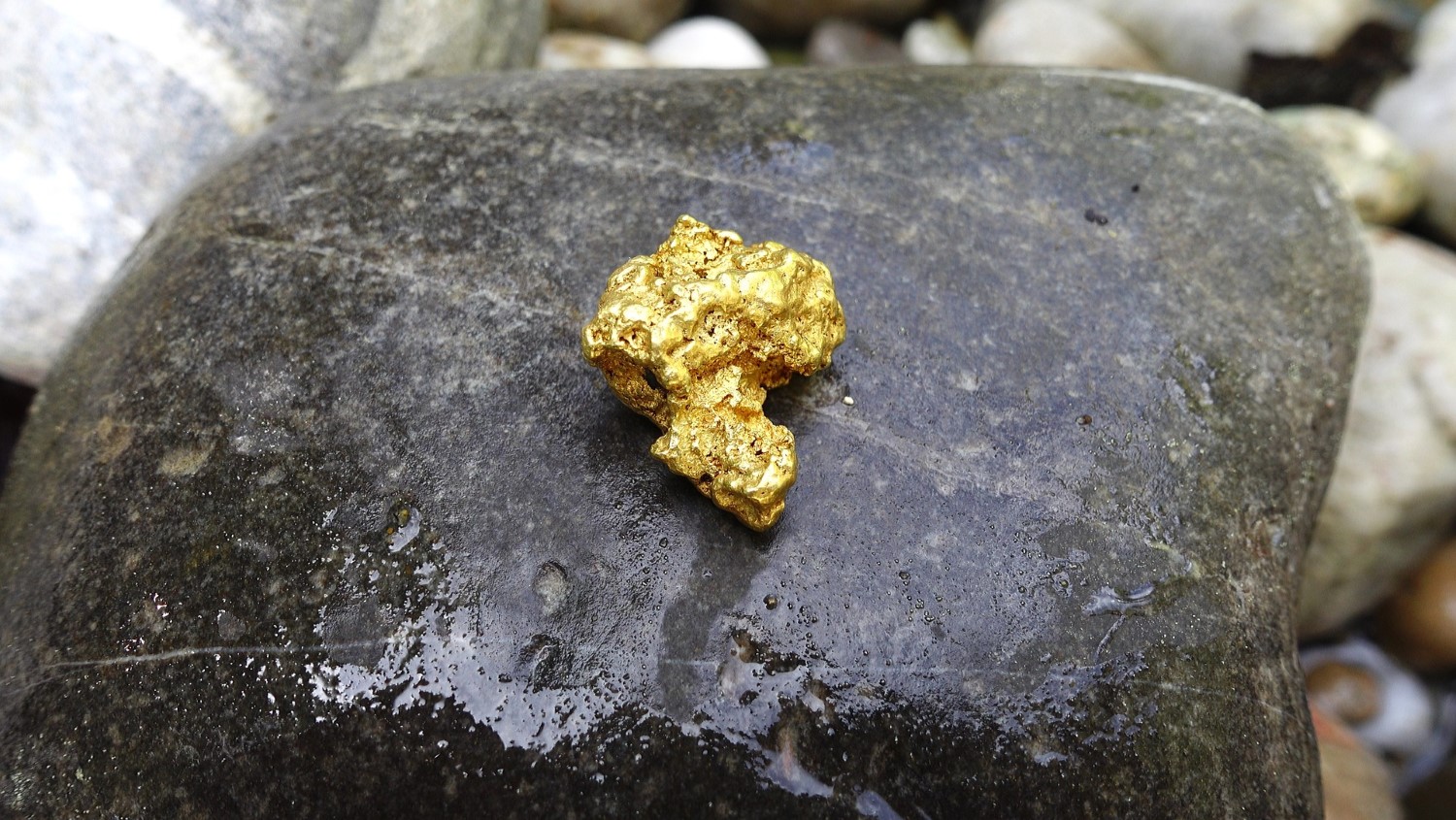 金はどのように採掘される?金鉱脈発見から精錬方法までを解説
