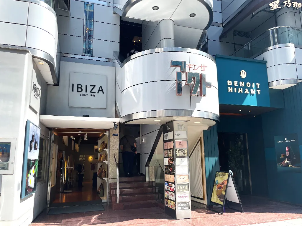 通りに面している建物です。