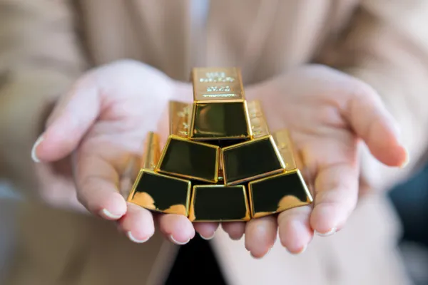手のひらに金塊をのせている様子