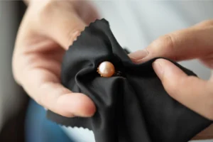 宝石のお手入れをする人