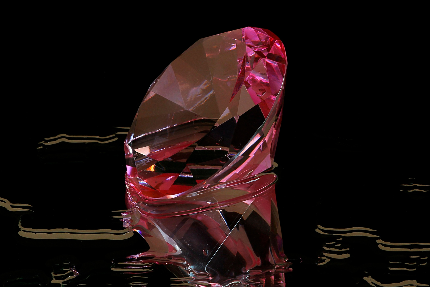 カラーダイヤモンドも人工的に作ることが可能！ダイヤモンドの着色方法