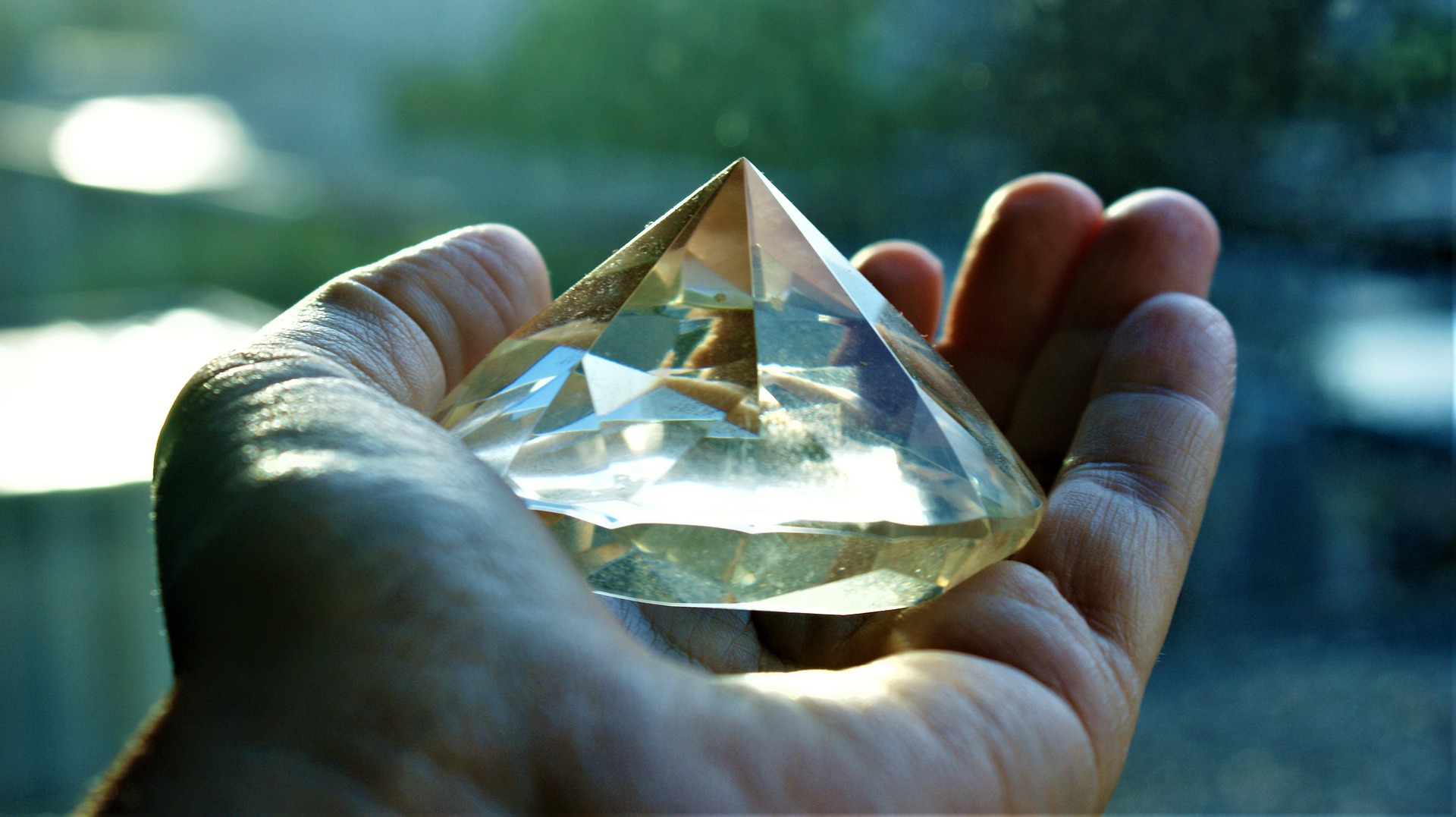 本物のダイヤモンドとイミテーションダイヤを見分けるポイント