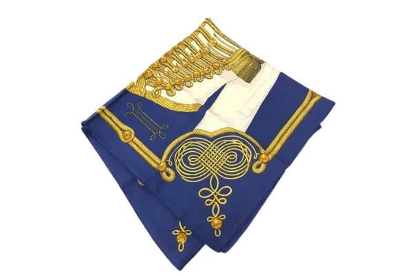 エルメスのスカーフを使った首元のアレンジ方法