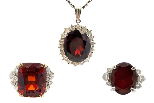 ヘソナイトガーネットの石言葉と蜂蜜色の魅力｜スピリチュアルな意味・お手入れ方法も紹介