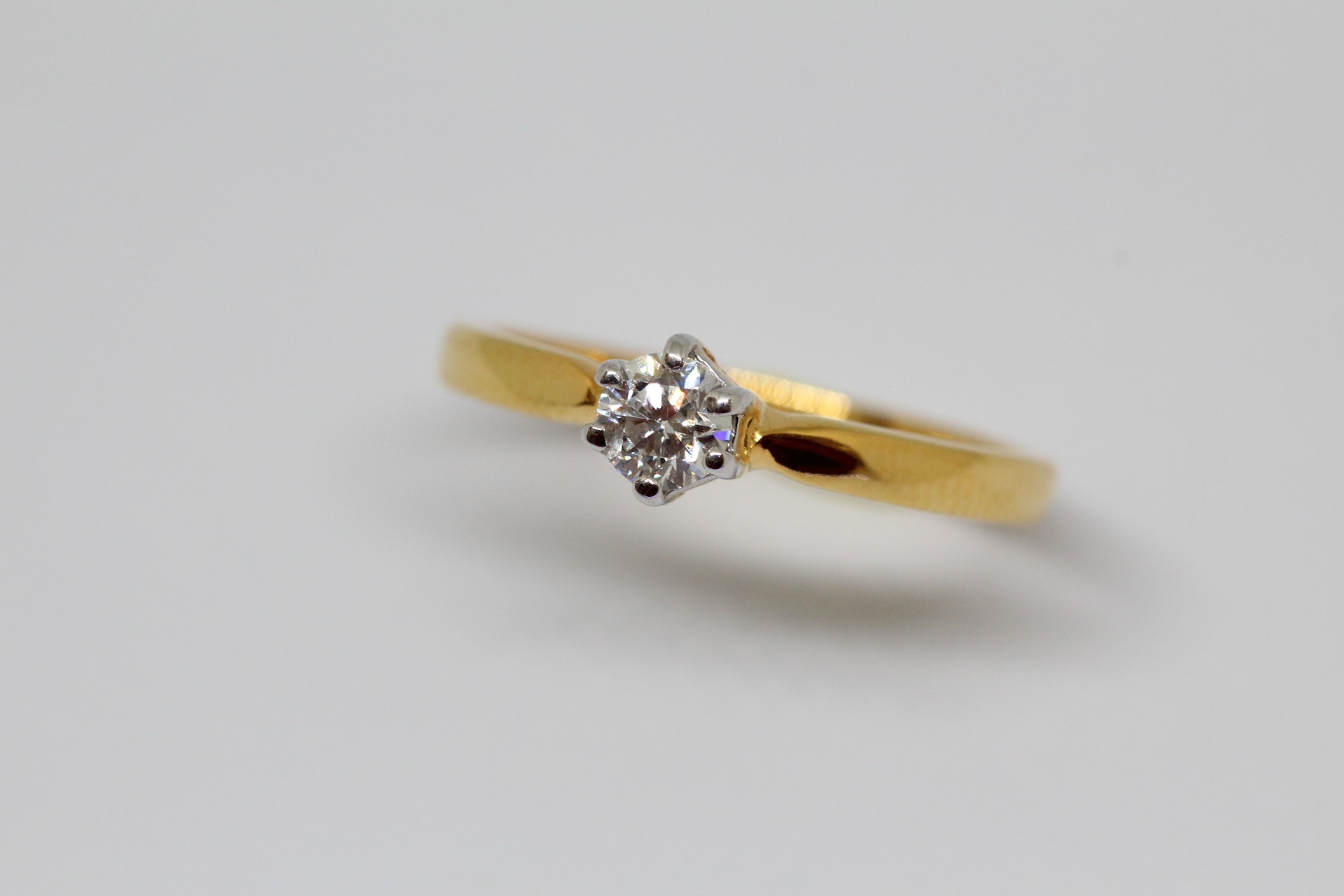 日本人は婚約指輪などのダイヤモンドに永遠という価値を持つ