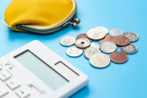 硬貨と財布と電卓