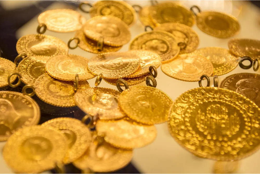複数の金のコイン