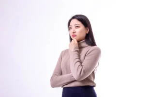 顎に手を当て考える女性