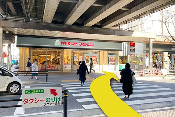 横断歩道を渡って、突き当たりを右に曲がってください。