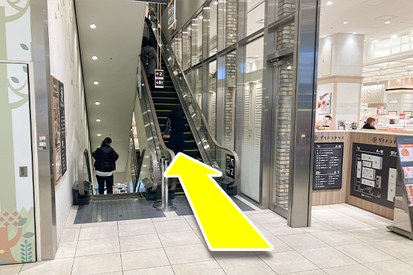 マルイ入り口正面のエスカレーターで4階まで上がります。