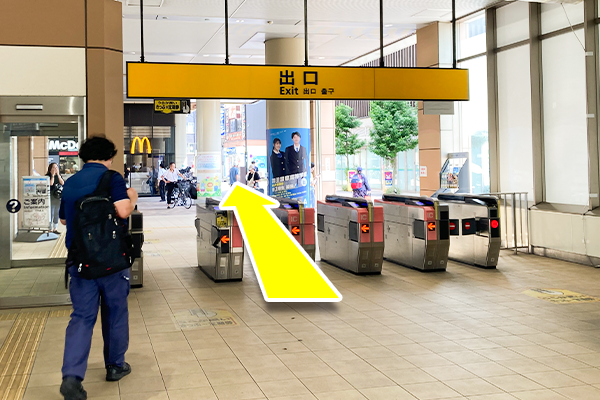 京浜急行空港線糀谷駅を出て左方向へ直進します。