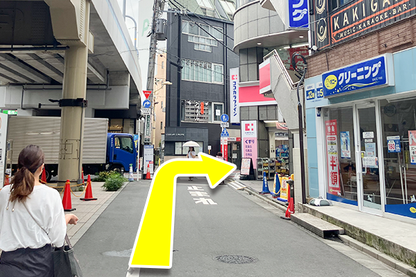 こちらの曲がり角を右に曲がります。