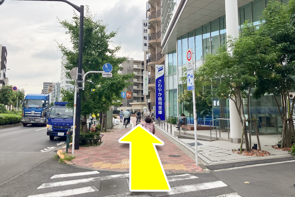 このまま真っ直ぐ進みます。