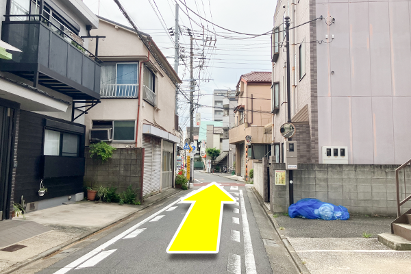 このまま真っ直ぐ進みます。