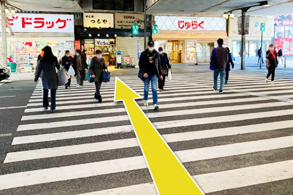 そのまま、真っ直ぐ進むと横断歩道があるので渡って下さい。